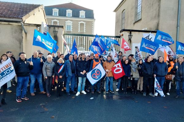 Une manifestation de policiers à Châteauroux (Indre) en amont des Jeux Olympiques de Paris 2024, le 20 décembre 2023.