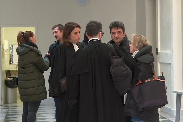 Les proches de Julie Douib, et certains de leurs avocats, lors d'une suspension de séance, le 23 janvier, au palais de justice d'Ajaccio. Ce deuxième jour de procès a notamment été marqué par l'audition de l'expert psychiatre concernant la personnalité de l'accusé.