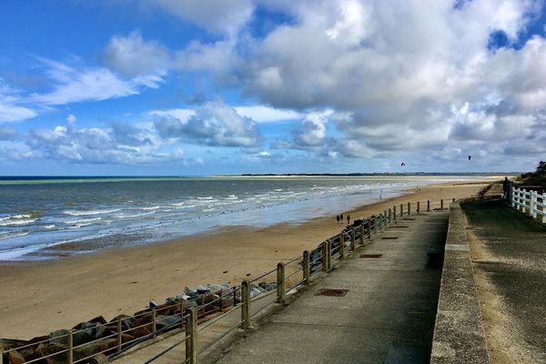 La pointe d'Agon vue d'Hauteville sur mer  (Manche) 