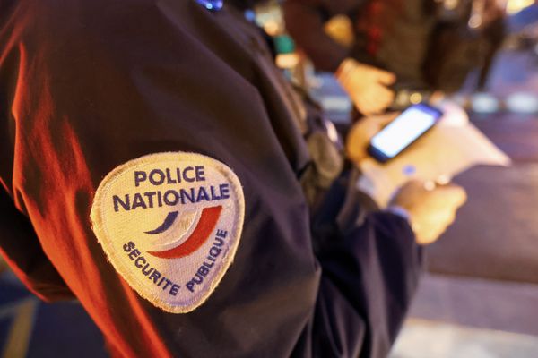 Un homme de 82 ans a été grièvement blessé au thorax par son épouse de 80 ans mercredi soir, au cours d'une dispute qui a éclaté au domicile du couple dans le 5e arrondissement de Marseille.