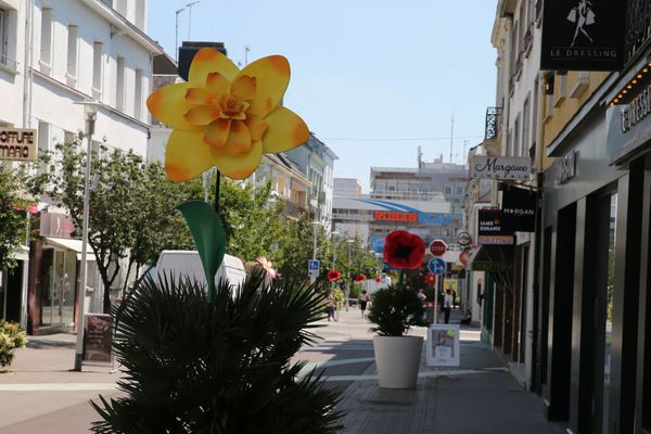 Des dizaines de fleurs géantes et de mobiles fleuris ont envahi le centre ville et bientôt les quartiers de Saint-Nazaire