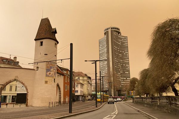 Le ciel de Mulhouse lors du premier épisode de sable, le 15 mars 2022.