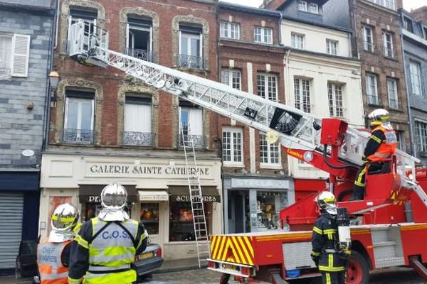 Manoeuvre incendie ce lundi 23 mai dans le centre historique de Honfleur