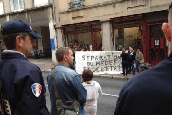 Des intermittents manifestaient devant la chapelle de la Visitation à Limoges 