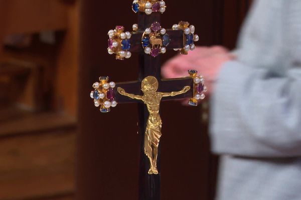 La fameuse croix de Lorraine ou d'Anjou...