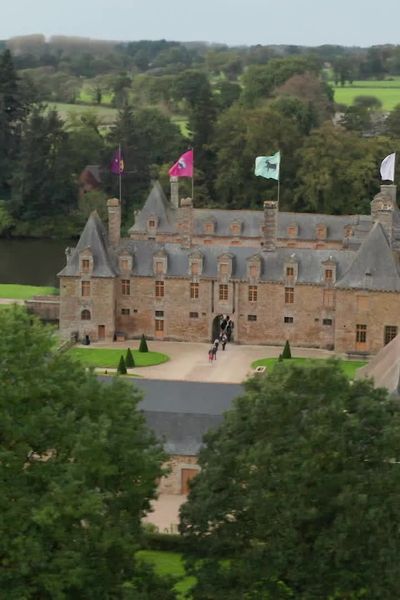 Le château du Rocher Portail et son étang.