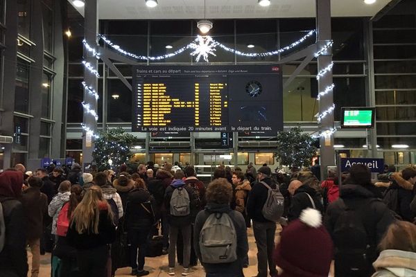 Trains supprimés après un accident de personne : l'attente des informations en gare de Nancy (Meurthe-et-Moselle), vendredi 14 décembre 2018.