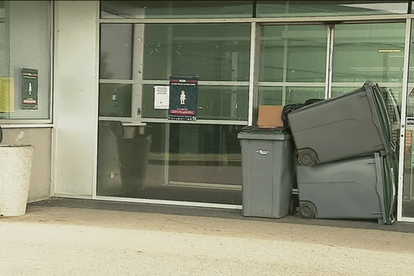 Des poubelles empêchent l'accès aux bâtiments sur le campus de l'université Rennes 2