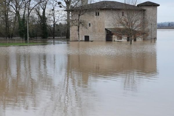 Le moulin de Piis à Barie (XIIIe siècle), les pieds dans l'eau le 4 février 2021