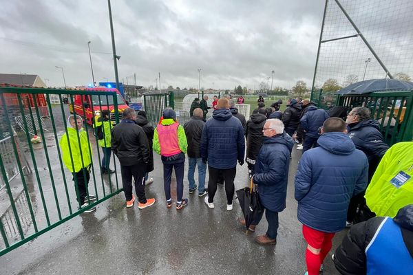 Les pompiers sur les lieux lord de l'interruption du match entre Reims Sainte-Anne et Wasquehal sur le terrain de Cormontreuil.