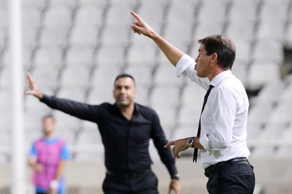 Rudi Garcia and l'entraîneur de l'Apollon Limassol Sofronis Avgousti.