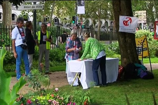 A Tours, des partisans du désarmement nucléaire ont commémoré les 71 ans d'Hiroshima en jeûnant - 6 août 2016 - Indre-et-Loire