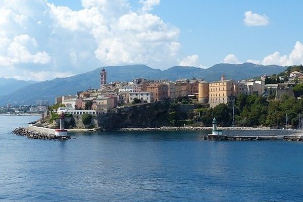 ILLUSTRATION - Bastia, entrée du Vieux Port, surplombée par la Citadelle