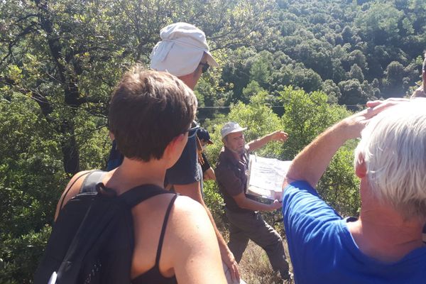 L'association de riverains de Saint-Félix-de-Pallières fait visiter l'ancien site minier du piémont cévenol, à proximité du village, responsable de la pollution des sols aux métaux lourds. 12/9/2020