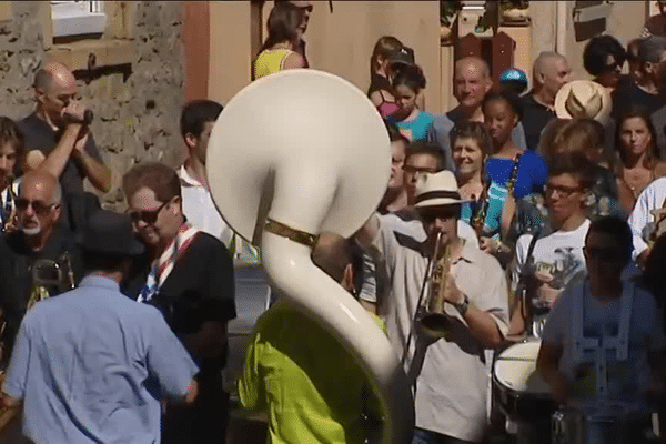 Une parade New-Orleans dans les rues de St Pierre la Palud - 29/8/15