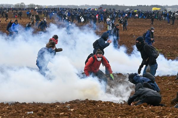 200 personnes ont été blessées pendant la manifestation contre les "méga bassines " le 25 mars à Sainte-Soline.