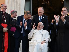 Le pape François et Gilles Simeoni, président du conseil exécutif de Corse, sur le parvis de la cathédrale Santa Maria Assunta d'Ajaccio, dimanche 15 décembre.