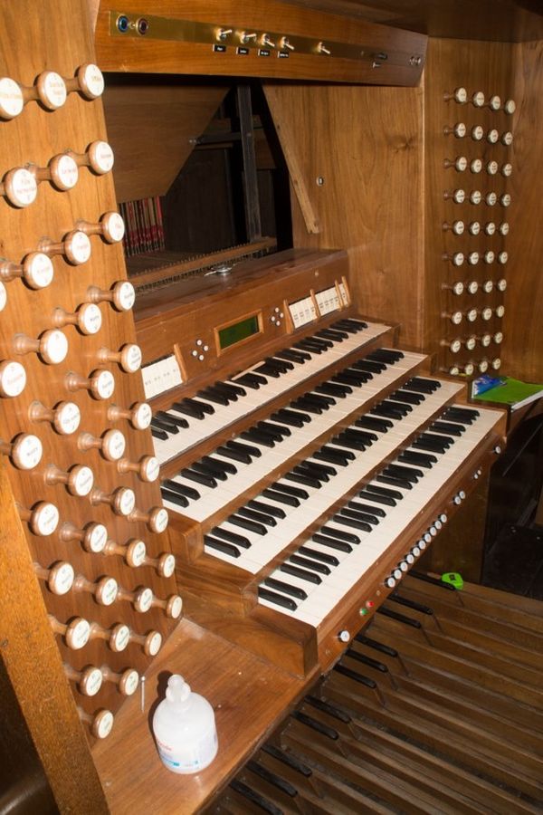 L'orgue de la basilique de Saint-Quentin comporte quatre claviers, aprs restauration un cinquime sera ajout