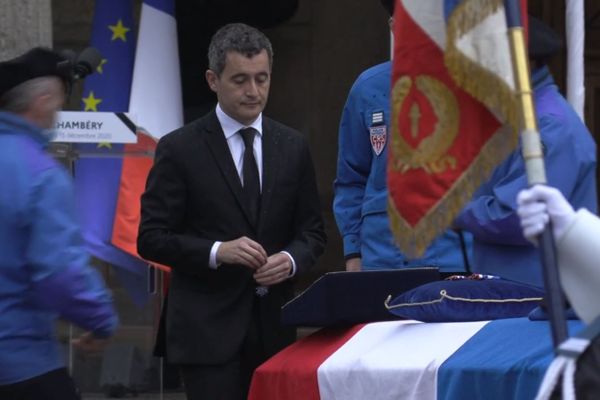 Gérald Darmanin a remis aux cinq victimes les insignes de "chevalier de l'ordre national du Mérite".