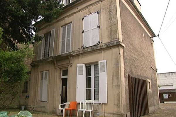 Le 202 rue de Bayeux à Caen, maison occupée par le Collectif pour le droit des étrangers, afin de loger plusieurs familles de demandeurs d'asile à la rue depuis mai