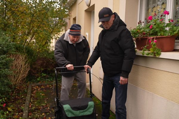 Sans l'aide de l'auxiliaire de vie, Jean ne pourrait jamais sortir de chez lui