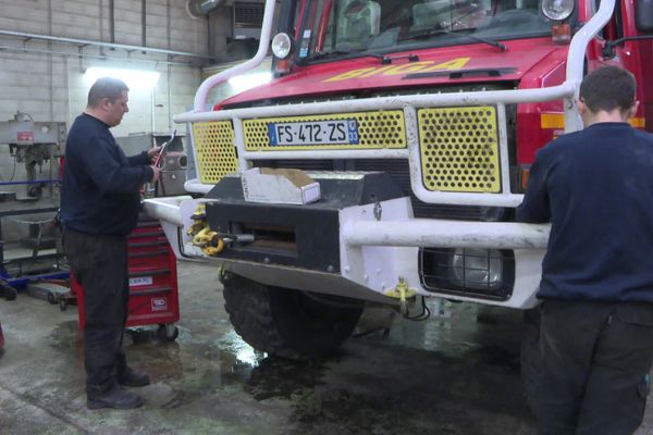 Tous les mécaniciens du SDIS 33 sont mobilisés à la réparations des camions de lutte contre les feux de forêts.