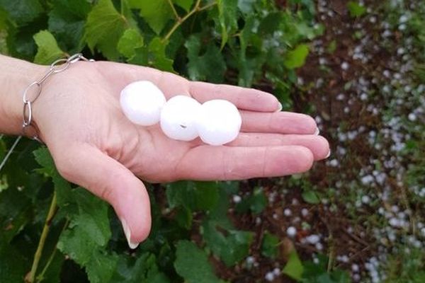 De gros grêlons sont tombés à Saint-Vérand, dans le Beaujolais des Pierres Dorées