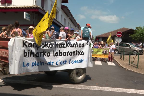 Près de 500 personnes se sont mobilisées, ce 8 juillet à Saint Palais, pour soutenir les éleveurs basques et l'élevage de plein air.