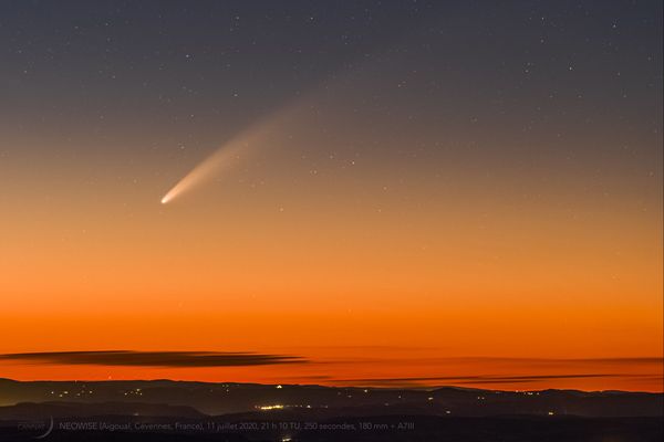 Guillaume Cannat,journaliste et auteur scientifique de plus de 50 ouvrages sur l’astronomie a photographié la comète Neowise, au crépuscule le samedi 11 juillet depuis le Mont-Aigoual, dans le parc national des Cévennes.