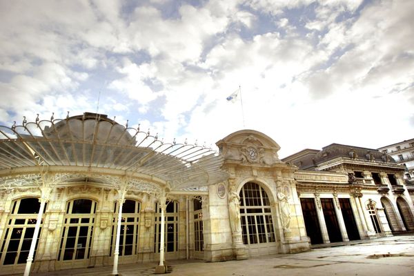 La façade de l'opéra de Vichy, vue du côté du parc.