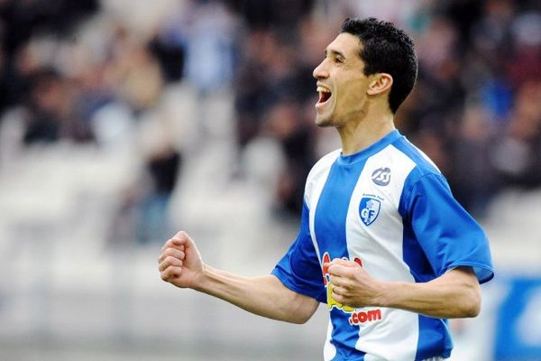 Nassim Akrour jubile après un but contre Lorient, le 3 avril 2010 au Stade des Alpes avec Grenoble. 
