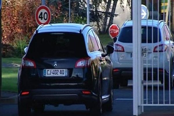 La voiture du PDG de PSA Peugeot-Citroën entre dans l'usine