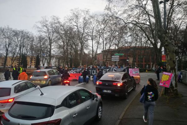 Des manifestants tenter de bloquer l'accès à la rocade, jeudi 9 mars, à Toulouse.