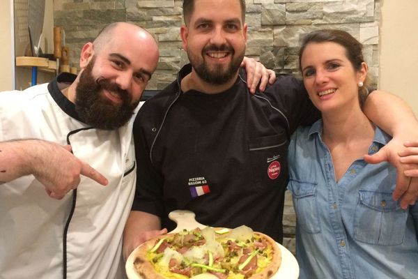 Yoan Garcin (au centre) a été sacré Champion de France de la pizza 2017. A sa gauche : Julien Serri Formateur Culinaire et  à sa doite : Elodie Garcin Pizzaïola.