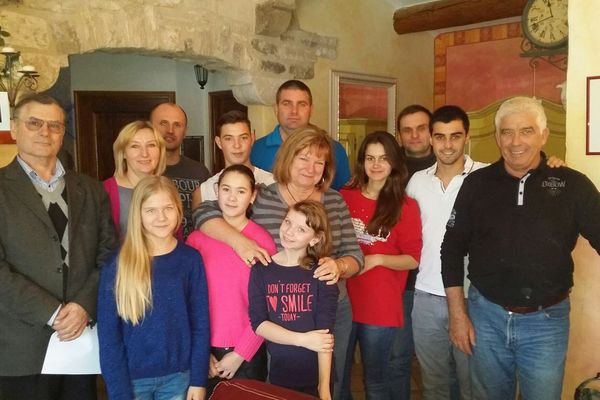 Une famille d'accueil avec de jeunes Ukrainiens