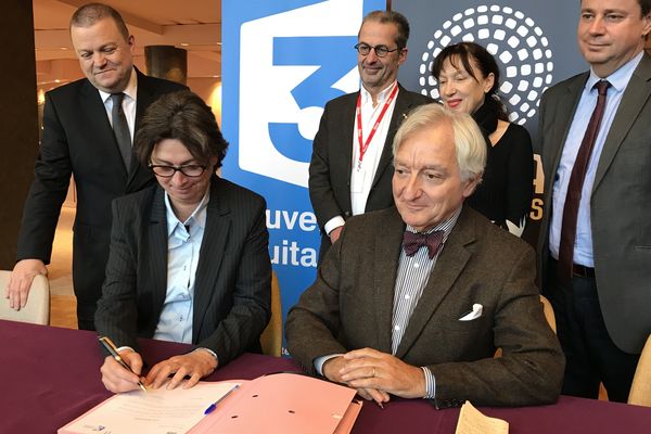 Laurence Meyerfled, directrice régionale de France 3 Nouvelle-Aquitaine et Philippe Pauliat-Defaye, adjoint à la culture de la Ville de Limoges signent la convention "Opéra Kids"