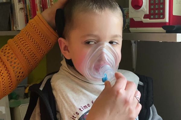 Aron est soigné au quotidien par sa maman. Il a notamment besoin de soutien respiratoire et ne peut se déplacer seul. Un fauteuil électrique pourrait lui permettre de gagner un peu d'autonomie.