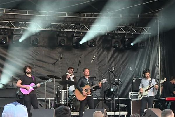 Les Amiénois de Dust en concert devant l'hôtel de ville d'Amiens le 13 juillet 2016.