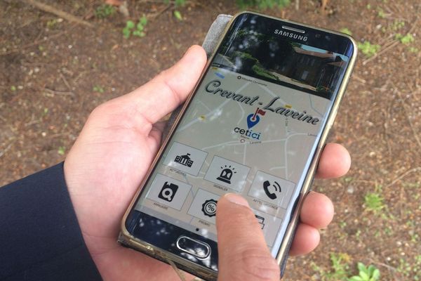 Près du quart des habitants de Crevant-Laveine, dans le Puy-de-Dôme, sont abonnés à une application mobile qui leur permet d'échanger des informations avec la commune.