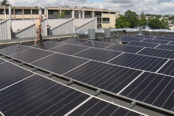 Dominique Allaire, responsable technique de l'Ecole de chimie de Rennes, supervise l'installation de 63 panneaux photovoltaïques. Ils seront opérationnels début juillet 2022.