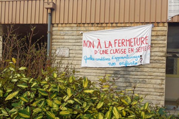 Mobilisation de l'école Paul Bert à Besançon contre le projet de carte scolaire 2015/2016