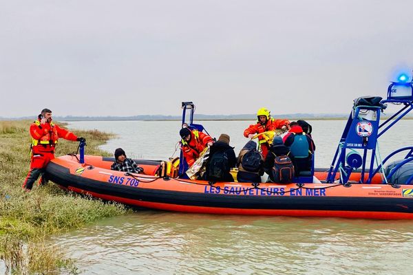 Les sauveteurs de la SNSM ont secouru huit personnes qui tentaient de traverser la Manche depuis Saint-Valéry-sur-Somme.