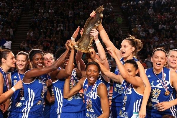 La joie de l'équipe féminine de Lattes brandissant la coupe de France