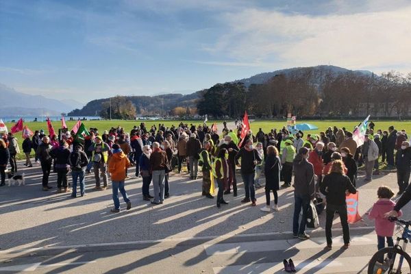 Environ 300 personnes se sont rassemblées devant la préfecture de Haute-Savoie ce samedi.