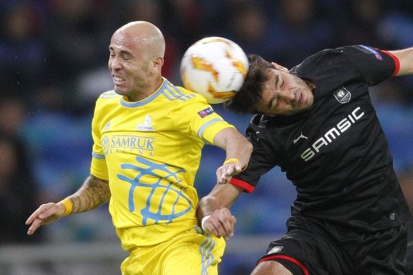 Le milieu de terrain kazakh, Richard, et le défenseur rennais Da Silva.
