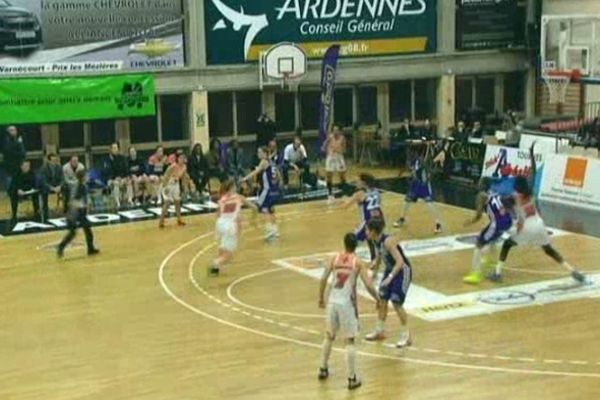 En basket féminin, défaite à domicile des Flammes Carolo face à Montpellier. Le match avait lieu sur le terrain de la salle Bayard de Charleville-Mézières.