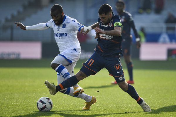 Le milieu de terrain montpelliérain Teji Savanier à la lutte sur la pelouse du stade de l'Abbé-Deschamps.