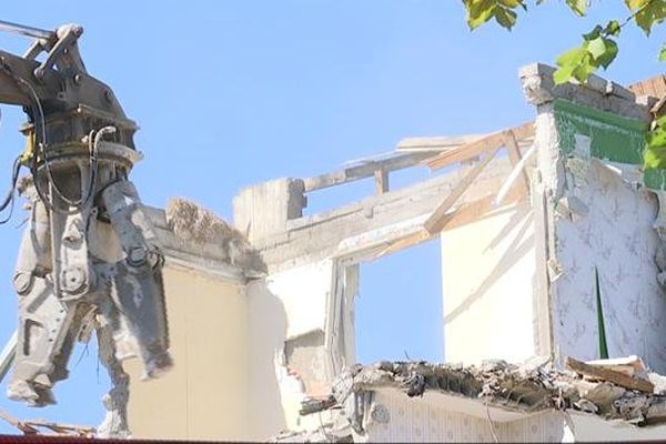 La démolition de la cité du Soleil à Dijon a débuté en juillet 2015.