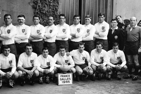 Jean Piqué (en bas, à gauche) avant le match France - Galles en 1965