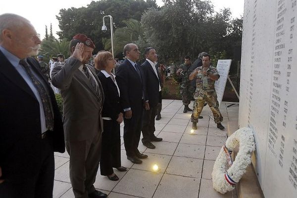 Le ministre Kader Arif (4ème en partant de la gauche) a assisté aux cérémonies à Beyrouth